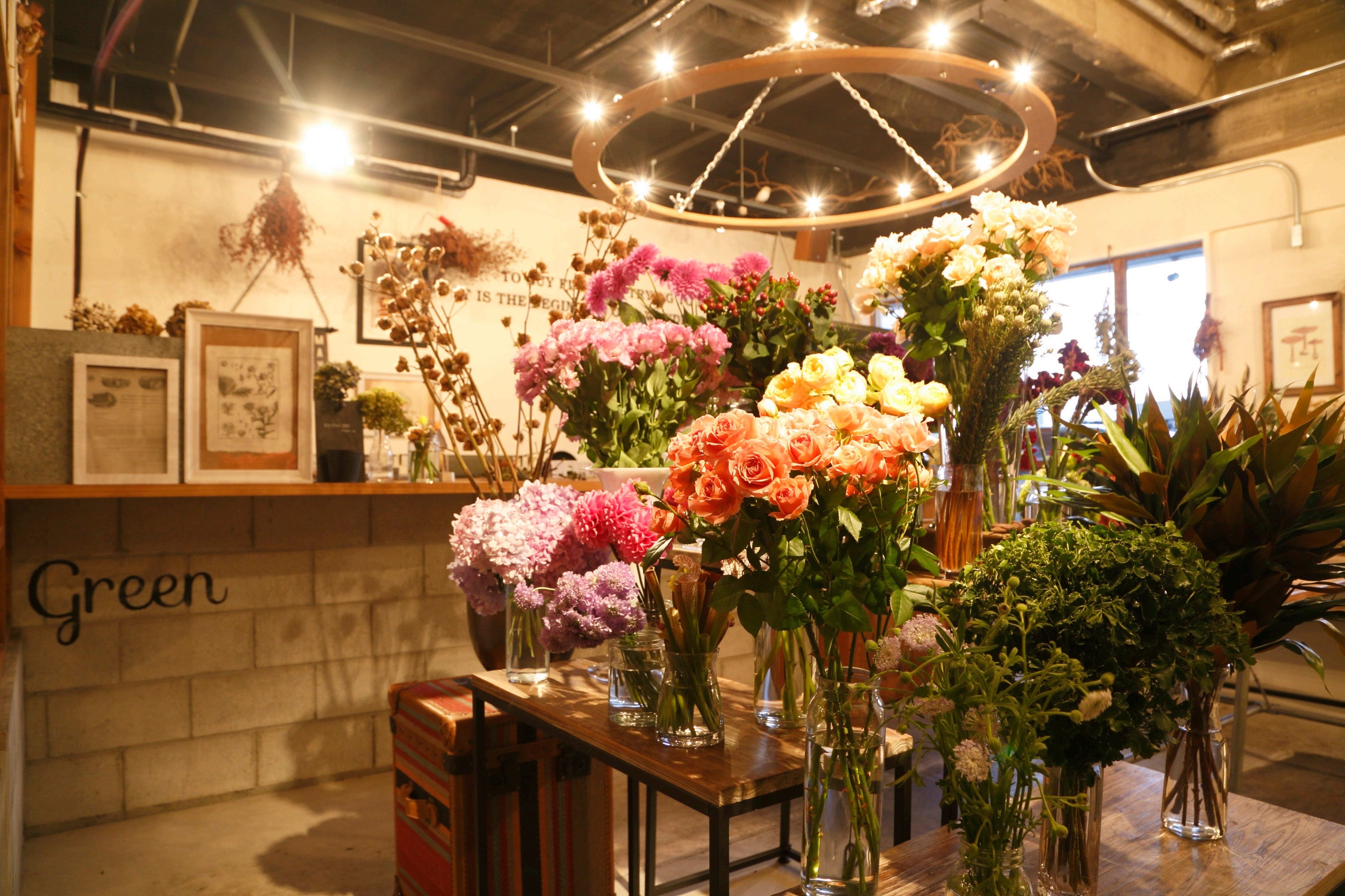 花屋とカフェが一体となった店舗「h.u.g-flower&GREEN GREEN」